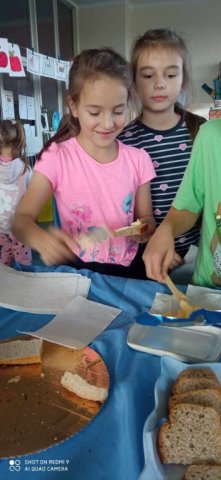 b_1024_768_0_00_images_2023_2024_Swietlica_Dzien_chleba_394336198_792095626051721_3754645151337906073_n